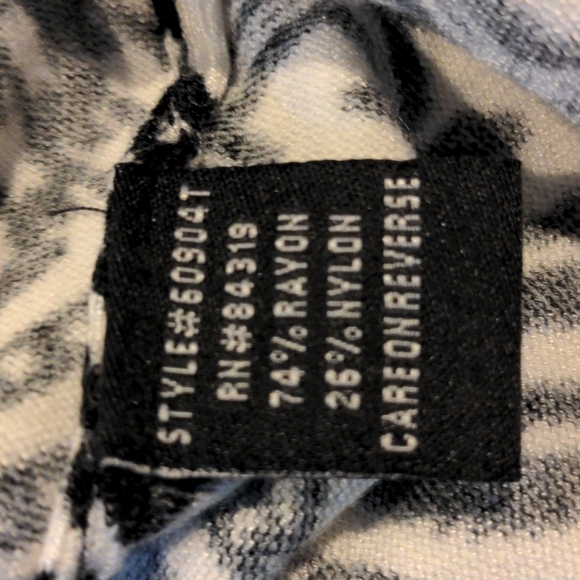 CYRUS Black and White Zippered Sweater. Abstract blk/white pattern. - Picture 4 of 4